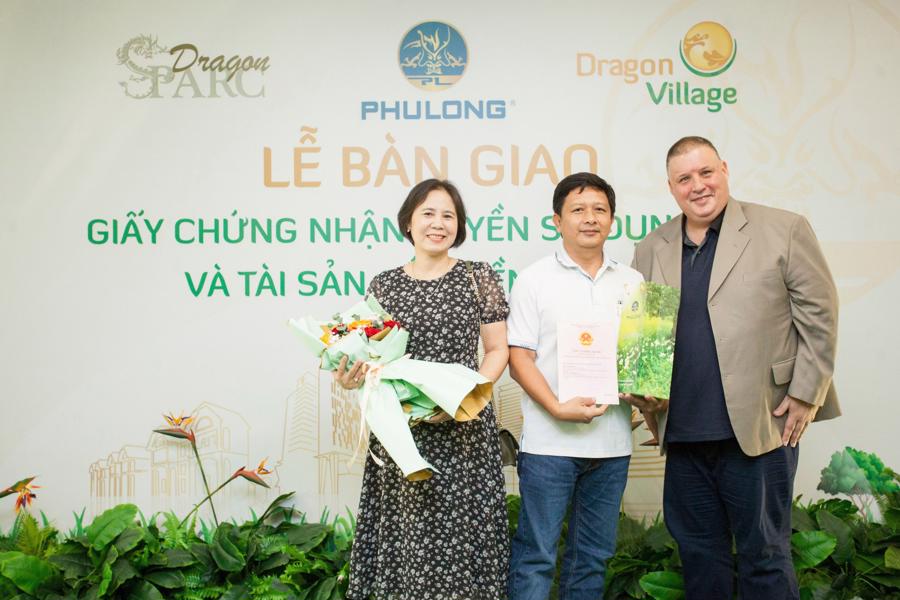 Phú Long trao sổ hồng cho cư dân Dragon Village và Dragon Parc - Ảnh 2