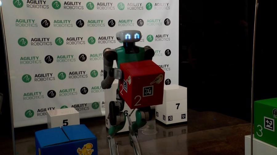 Robot Digit của Agility Robotics thể hiện khả năng hoạt động tự chủ.