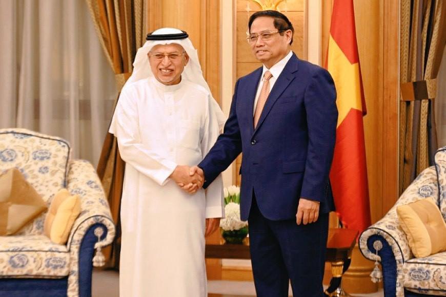 Thủ tướng Phạm Minh Ch&iacute;nh bắt tay &ocirc;ng Abdulrahman Al Zamil, Chủ tịch tập đo&agrave;n Zamil Group trong buổi gặp mặt tại Riyadh. (Ảnh - TTXVN).