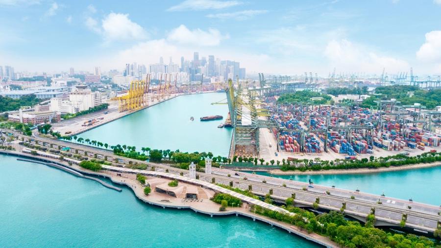 Từ cảng biển Singapore ph&aacute;t triển đồng bộ, được coi l&agrave; một trong bốn &ldquo;con hổ&rdquo; kinh tế của ch&acirc;u &Aacute;.