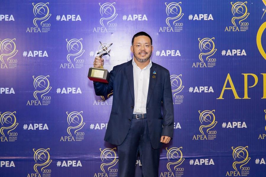 Mr. Luong Tri Thin receives the 2020 Outstanding Asian Entrepreneur Award.