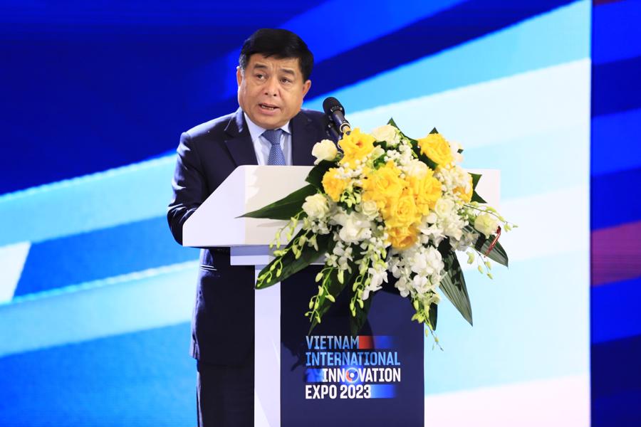 Minister of Planning and Investment Nguyen Chi Dung adressing at the Summit. Source: NIC