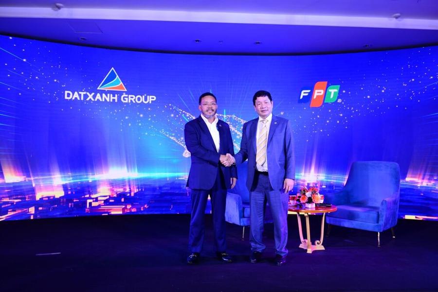 Chairman of the Board of Directors of the Dat Xanh Group Mr. Luong Tri Thin and the &ldquo;historic handshake&rdquo; with Chairman of the Board of Directors of FPT Corporation Mr. Truong Gia Binh at the ceremony to announce the comprehensive digital transformation project.