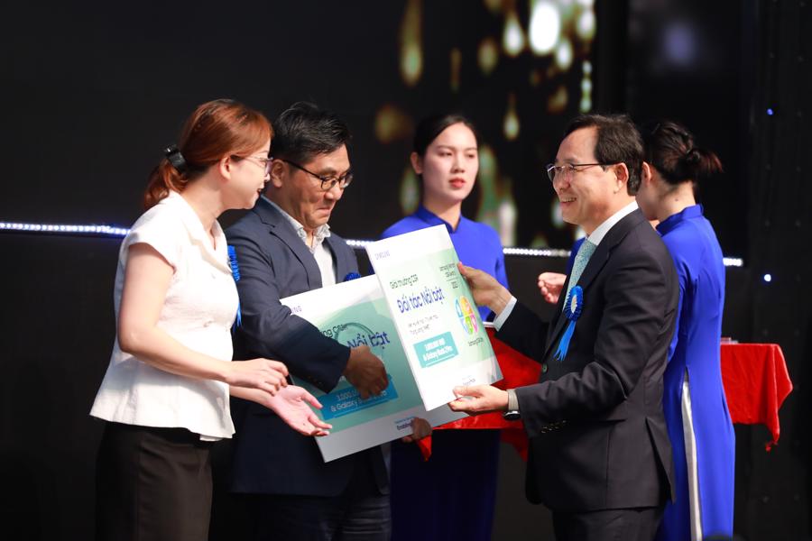 &Ocirc;ng&nbsp;Choi Joo Ho, Tổng Gi&aacute;m đốc Samsung Việt Nam trao tặng giải thưởng cho c&aacute;c đối t&aacute;c của doanh nghiệp.