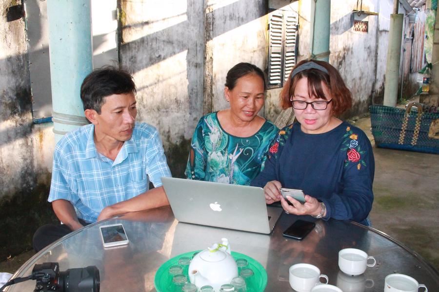 Ông Nguyễn Văn Hưng (bên trái) cùng cán bộ UNDP (bên phải) trao đổi kỹ thuât với Chủ nhiệm Hợp tác xã Thành Công 1 (người ngồi giữa)/ ảnh Chu Khôi