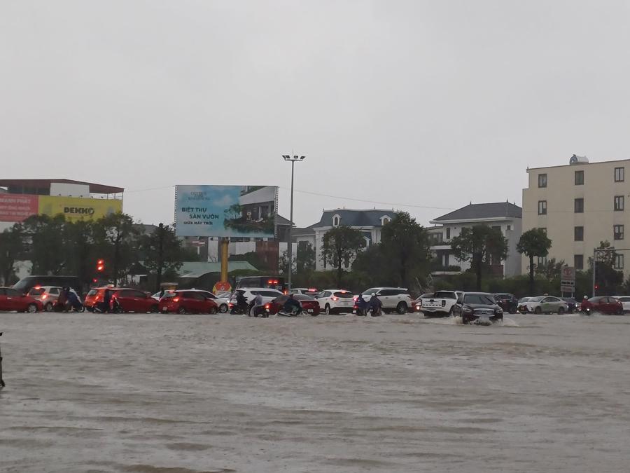 Mưa lớn kéo dài, nhiều nơi tại Nghệ An, Hà Tĩnh ngập sâu - Ảnh 1