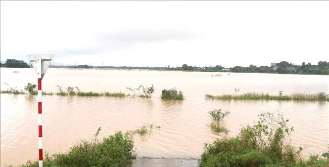Đường giao th&ocirc;ng nội đồng x&atilde; Thanh An, huyện Cam Lộ bị ngập lụt&nbsp;