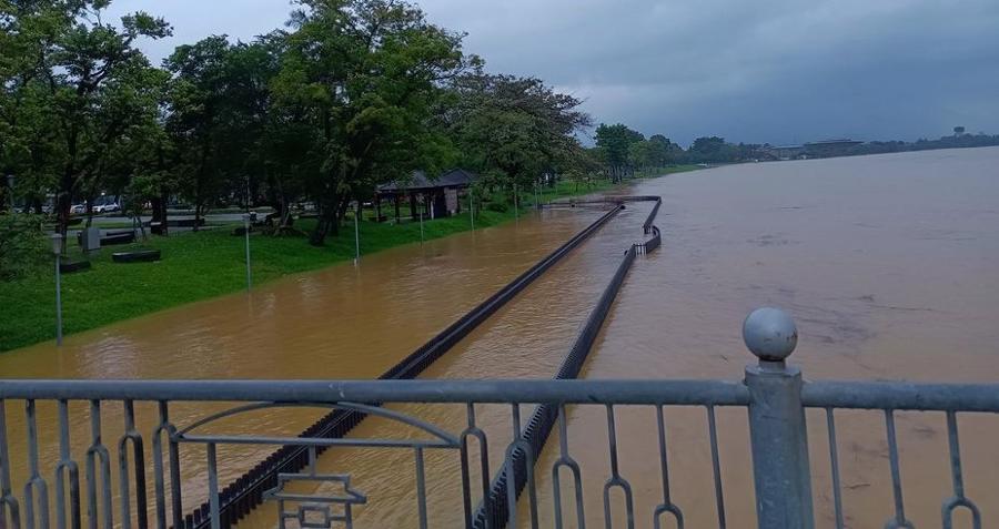 Mưa lớn khiến nước s&ocirc;ng Hương d&acirc;ng cao, c&acirc;y cầu đi bộ l&aacute;t gỗ lim ở th&agrave;nh phố Huế ch&igrave;m trong&nbsp; biển nước