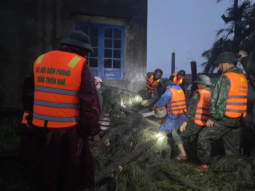 C&aacute;n bộ chiến sĩ Đồn Bi&ecirc;n ph&ograve;ng Lăng C&ocirc; gi&uacute;p người d&acirc;n khắc&nbsp;&nbsp;phục hậu quả do tốc m&aacute;i, c&acirc;y gẫy đổ&nbsp;