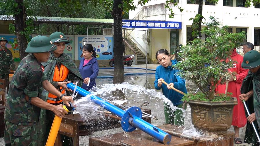 &nbsp;S&aacute;ng nay 14/11, Trung đo&agrave;n 19 (Sư đo&agrave;n 968) c&oacute; 200 c&aacute;n bộ, chiến sĩ về gi&uacute;p đỡ b&agrave; con x&atilde; Cam Hiếu v&agrave; Cam Tuyền, huyện Cam Lộc (Quảng Trị) dọn dẹp sau mưa lũ.