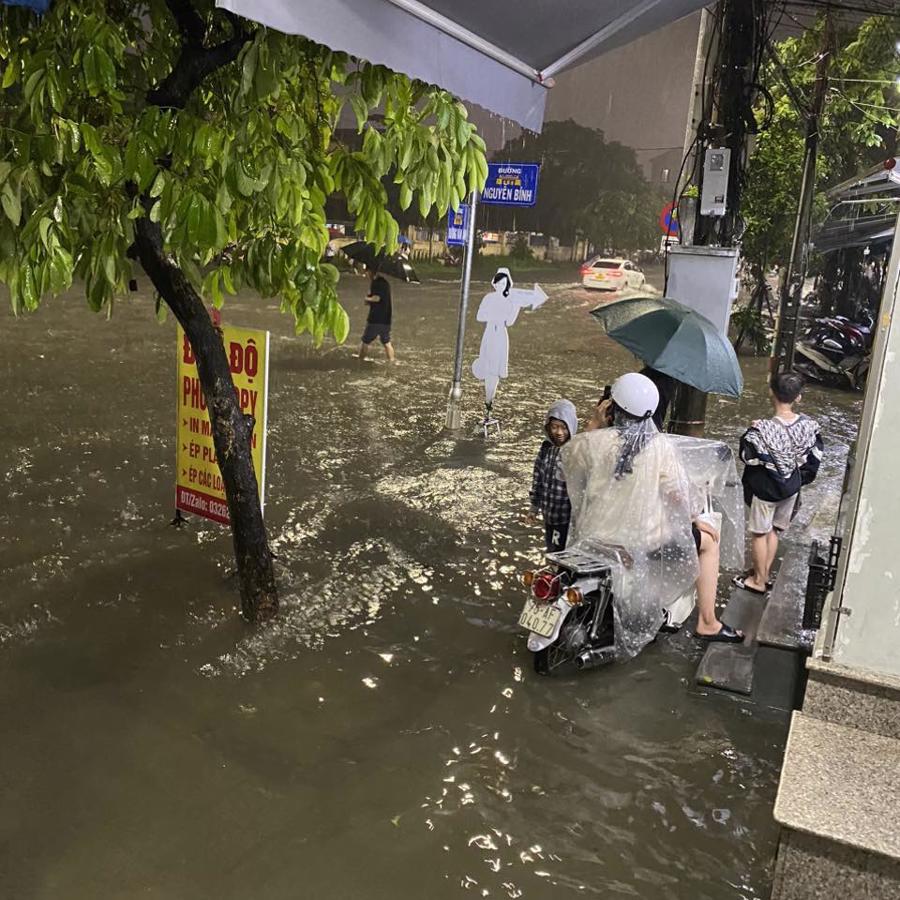 Thành phố Huế "trắng đêm" chạy lụt - Ảnh 3