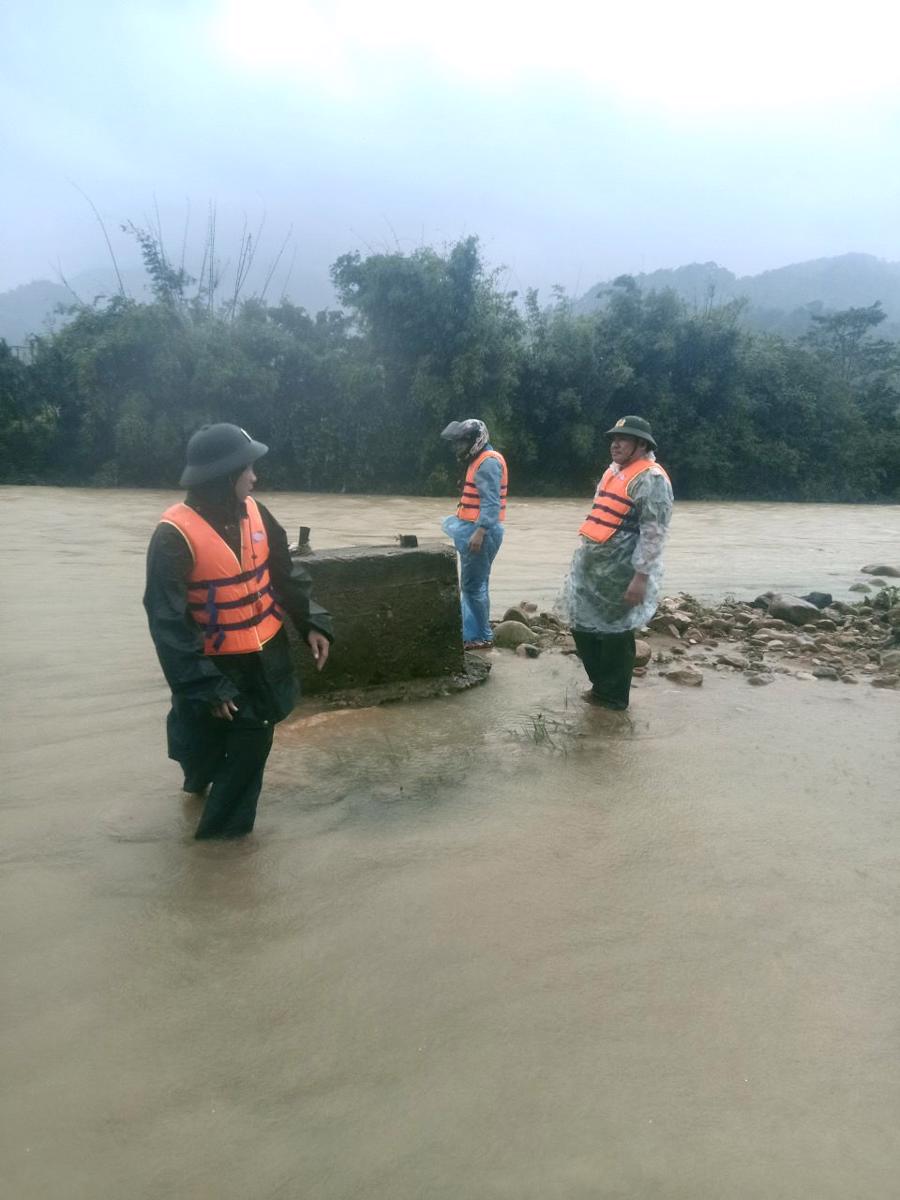 C&ocirc;ng an huyện Hướng H&oacute;a, tỉnh Quảng Trị t&igrave;m kiếm người d&acirc;n bị mất t&iacute;ch trong mưa lũ.