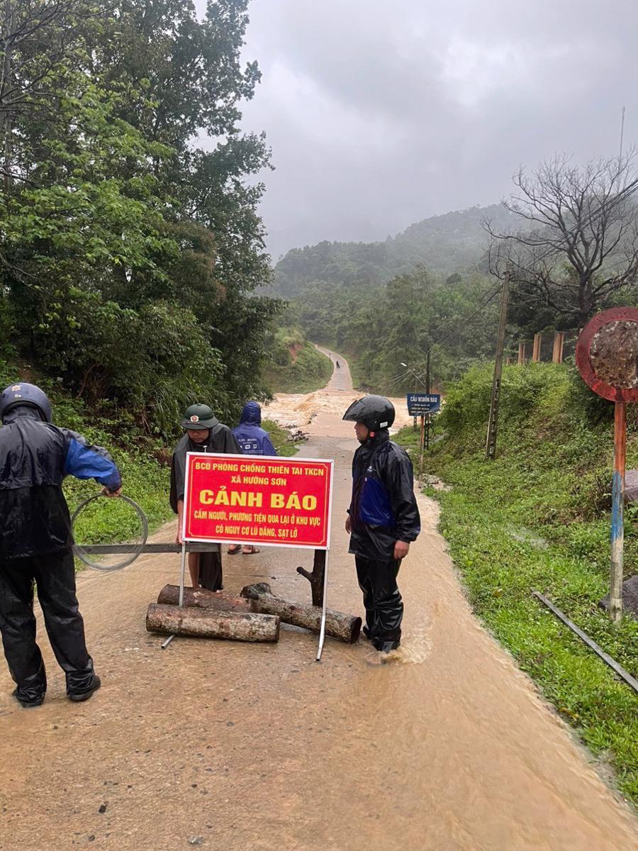 Lực lượng C&ocirc;ng an tỉnh Quảng Trị thực hiện nhiệm vụ tại c&aacute;c chốt g&aacute;c trong khu vực mưa lũ.