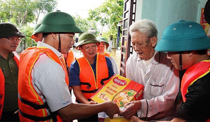 L&atilde;nh đạo tỉnh thăm hỏi, động vi&ecirc;n c&aacute;c hộ d&acirc;n ở rốn lũ Quảng Điền