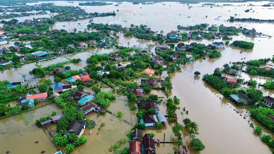 Đến chiều 16/11, những khu d&acirc;n cư v&ugrave;ng thấp trũng, ven s&ocirc;ng thuộc c&aacute;c x&atilde; Hải Phong, Hải Ch&aacute;nh, Hải Sơn, Hải Trường, Hải L&acirc;m, Hải Định, Hải Ba, Hải Thượng của huyện Hải Lăng (Quảng Trị) c&ograve;n hơn 1.800 nh&agrave; d&acirc;n c&ugrave;ng 19 điểm trường học bị ngập từ 0,2 - 0,6m, tr&ecirc;n 5.300 học sinh phải nghỉ học để đảm bảo an to&agrave;n.