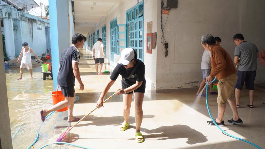 C&aacute;n bộ, gi&aacute;o vi&ecirc;n trường THPT Nguyễn Huệ, th&agrave;nh phố Huế dọn dẹp, vệ sinh m&ocirc;i trường sau ngập lụt