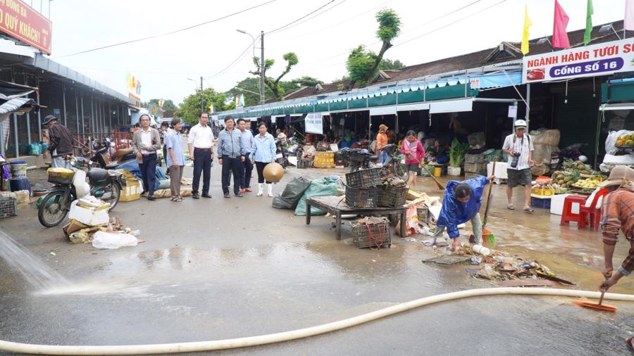 Ph&oacute; Chủ tịch Thường trực UBND tỉnh Thừa Thi&ecirc;n Huế Nguyễn Thanh B&igrave;nh kiểm tra c&ocirc;ng t&aacute;c vệ sinh m&ocirc;i trường tại chợ Đ&ocirc;ng Ba