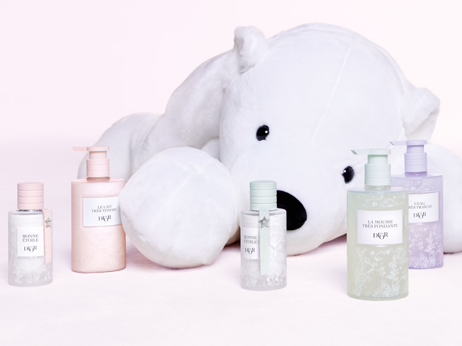 D&ograve;ng mỹ phẩm Baby Dior d&agrave;nh cho trẻ sơ sinh bao gồm 4 sản phẩm: nước hoa, dầu tắm gội, sữa rửa mặt v&agrave; kem dưỡng da.