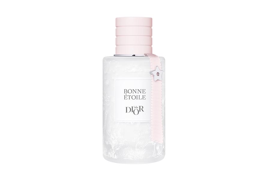 Baby Dior 'Bonne &Eacute;toile Scented Water' c&oacute; "hương thơm nhẹ nh&agrave;ng của l&ecirc;, hoa hồng dại v&agrave; xạ hương trắng".