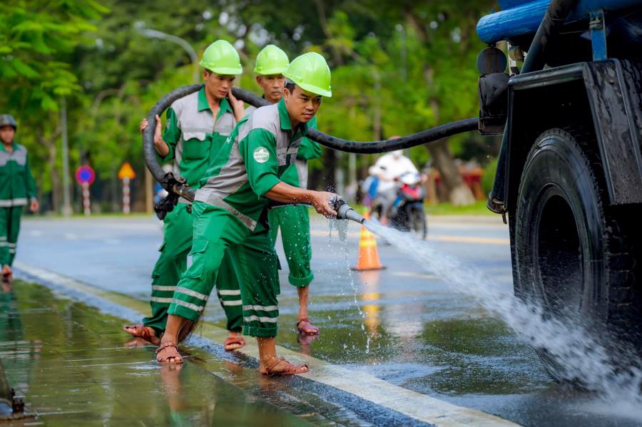 Người dân Huế tất bật dọn vệ sinh môi trường sau mưa lũ - Ảnh 2