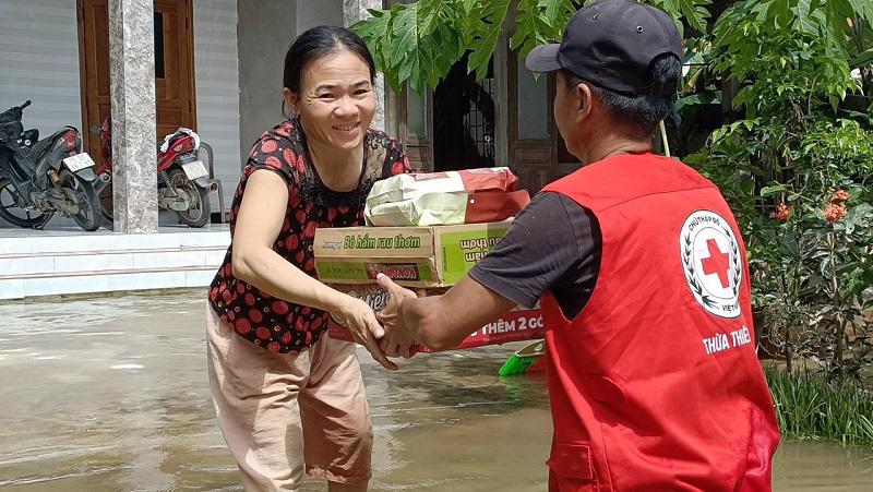 &nbsp;Hội Chữ thập đỏ&nbsp;tỉnh Thừa Thi&ecirc;n Huế đ&atilde; tiếp nhận 200 th&ugrave;ng h&agrave;ng gia đ&igrave;nh do Trung ương Hội Chữ thập đỏ Việt Nam cấp, nhằm cứu trợ cho c&aacute;c ho&agrave;n cảnh kh&oacute; khăn bị thiệt hại do&nbsp;mưa lũ&nbsp;g&acirc;y ra.&nbsp;Trung ương Hội Chữ thập đỏ Việt Nam c&ograve;n hỗ trợ th&ecirc;m 100 triệu đồng tiền mặt, tổng trị gi&aacute; cứu trợ l&agrave; 220 triệu đồng.