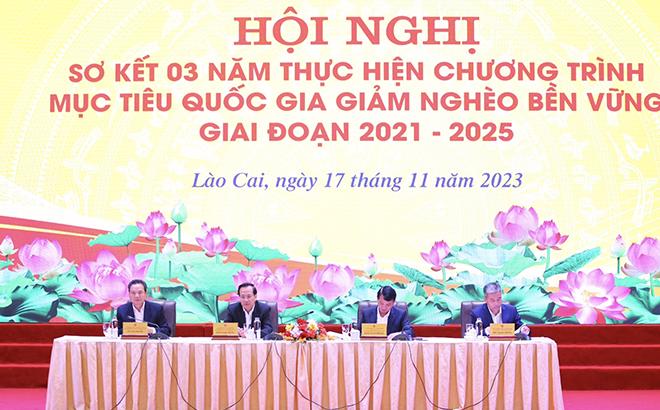 Hội nghị sơ kết 3 năm chương tr&igrave;nh giảm ngh&egrave;o. Ảnh - TTXVN.