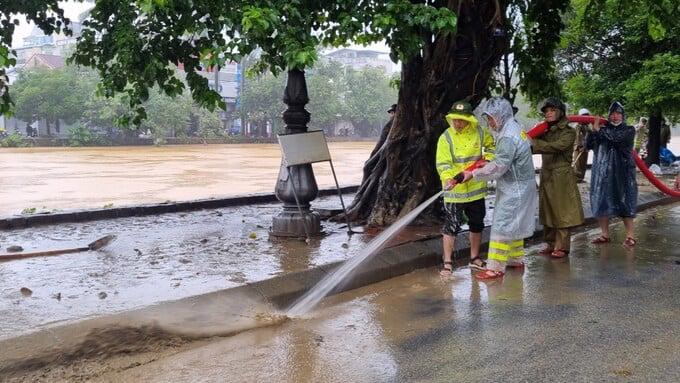 Đo&agrave;n thanh ni&ecirc;n C&ocirc;ng an th&agrave;nh phố Huế tổ chức dọn dẹp vệ sinh tại c&aacute;c tuyến phố.