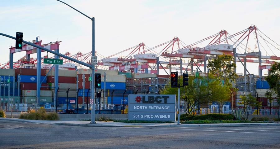 Cảng Long Beach l&agrave; một trong những cảng biển h&agrave;ng đầu thế giới với gi&aacute; trị h&agrave;ng h&oacute;a th&ocirc;ng qua đạt tr&ecirc;n 200 tỷ USD/năm v&agrave; l&agrave; cảng biển xuất khẩu số một tại Hoa Kỳ.
