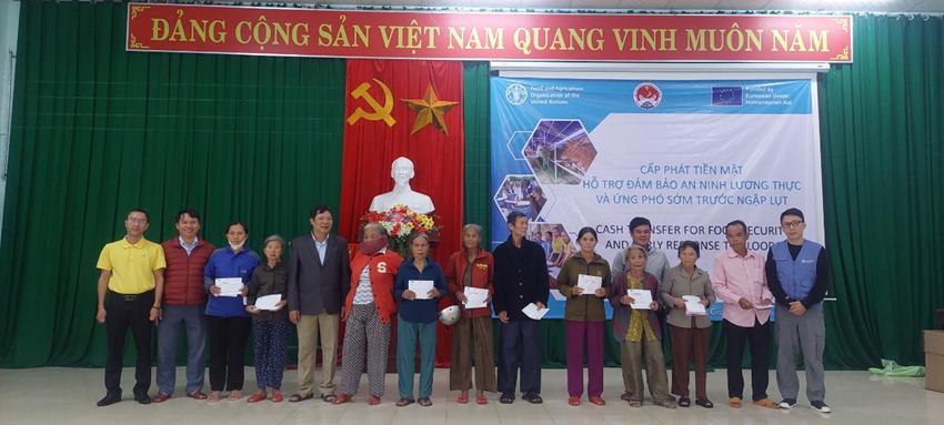 Ng&agrave;y 17/11, Ban Chỉ huy Ph&ograve;ng chống thi&ecirc;n tai v&agrave; T&igrave;m kiếm cứu nạn tỉnh Thừa Thi&ecirc;n Huế đ&atilde; trao hỗ trợ 731 xuất qu&agrave; l&agrave; tiền mặt, mỗi xuất qu&agrave; với gi&aacute; trị 1,8 triệu tới c&aacute;c hộ d&acirc;n ở 7 x&atilde; thuộc c&aacute;c huyện, thị Phong Điền, Quảng Điền v&agrave; Hương Tr&agrave;.