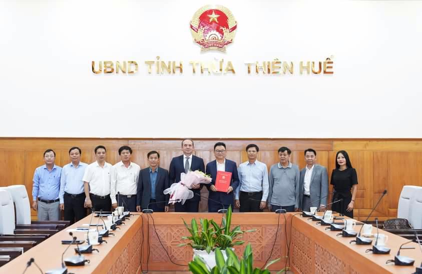 Tỉnh Thừa Thi&ecirc;n Huế trao giấy chứng nhận đầu tư dự &aacute;n nh&agrave; m&aacute;y chế biến c&aacute;t thạch anh c&ocirc;ng nghệ cao Creanza, ng&agrave;y 14/11 vừa qua