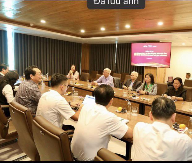 Lãnh đạo Công ty Rạng Đông thăm và làm việc với Tạp chí Kinh tế Việt Nam - Ảnh 1