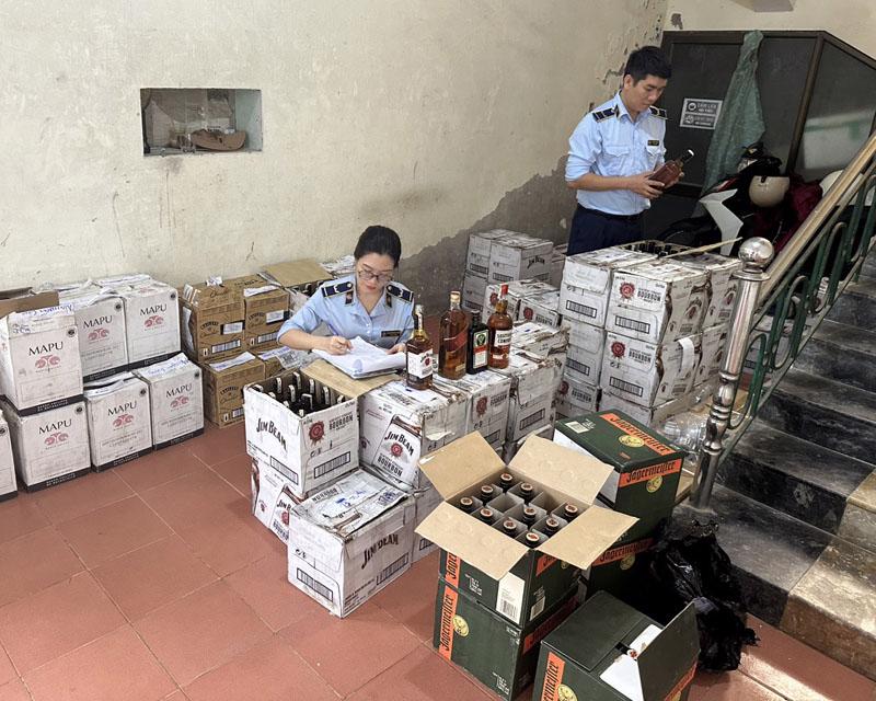 Lực lượng quản l&yacute; thị trường Quảng B&igrave;nh kiểm tra số rượu nhập lậu