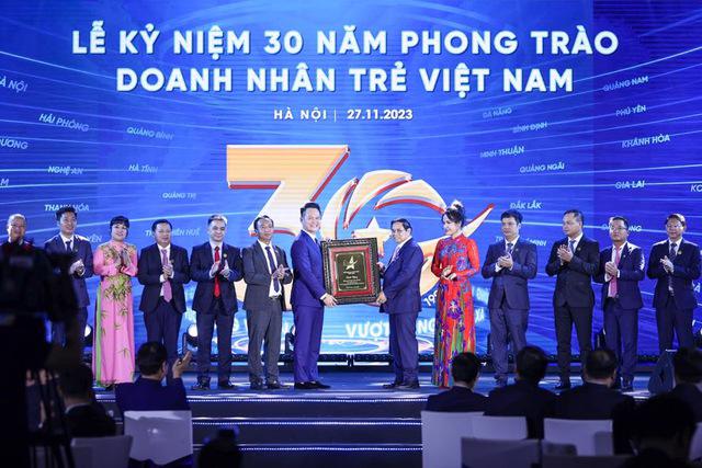 Thủ tướng Phạm Minh Ch&iacute;nh tặng bức ph&ugrave; đi&ecirc;u cho Hội Doanh nh&acirc;n trẻ Việt Nam - Ảnh: VGP.