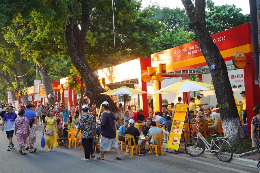 Khu vực ẩm thực tại Lễ hội Qu&agrave; tặng du lịch H&agrave; Nội 2023 vừa qua.