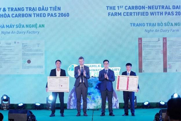 Vinamilk đ&oacute;n nhận chứng nhận trung h&ograve;a carbon cho nh&agrave; m&aacute;y v&agrave; trang trại đầu ti&ecirc;n.