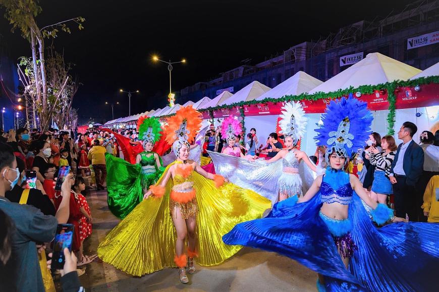 Đo&agrave;n biểu diễn carnival tr&igrave;nh diễn dọc tuyến phố 3/2 trong tiếng vỗ tay của người d&acirc;n tại Lễ hội đ&oacute;n Gi&aacute;ng sinh năm 2022.