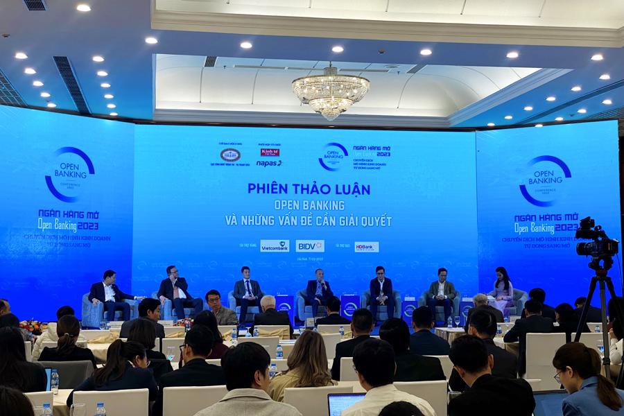 A roundtable discussion at the conference, featuring representatives from the Department of Information Technology (SBV), NAPAS, VietinBank, BIDV, NTT Data (Japan), and MoMo. (Photo: Viet Dung)
