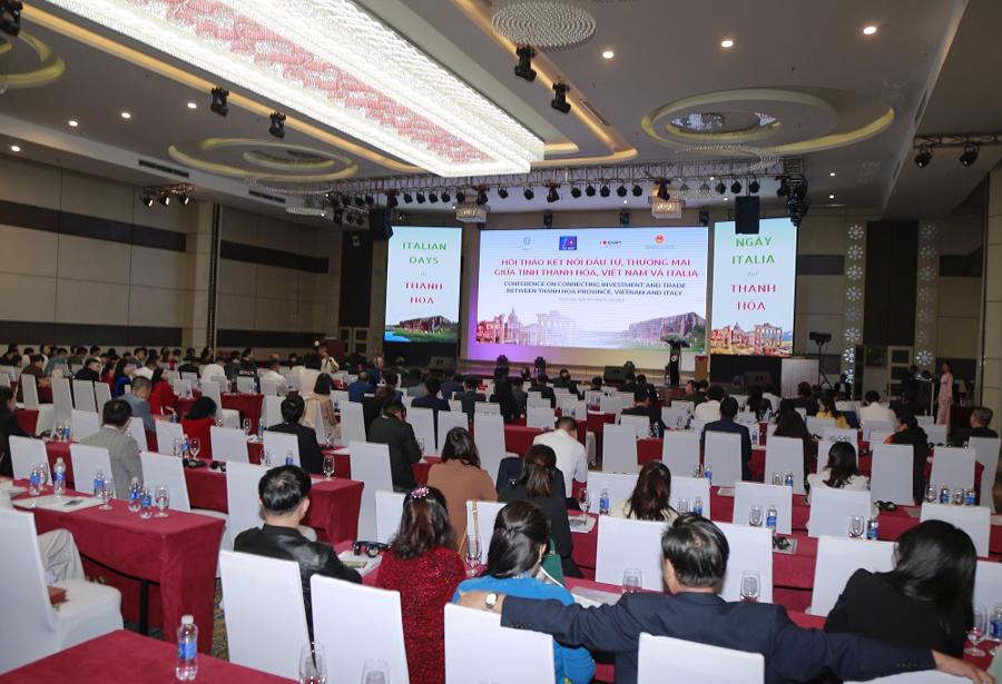 Trong khu&ocirc;n khổ sự kiện, diễn ra Hội thảo kết nối đầu tư, thương mại giữa tỉnh Thanh Ho&aacute; v&agrave; Italia với sự tham gia của hơn 300 đại biểu.&nbsp;