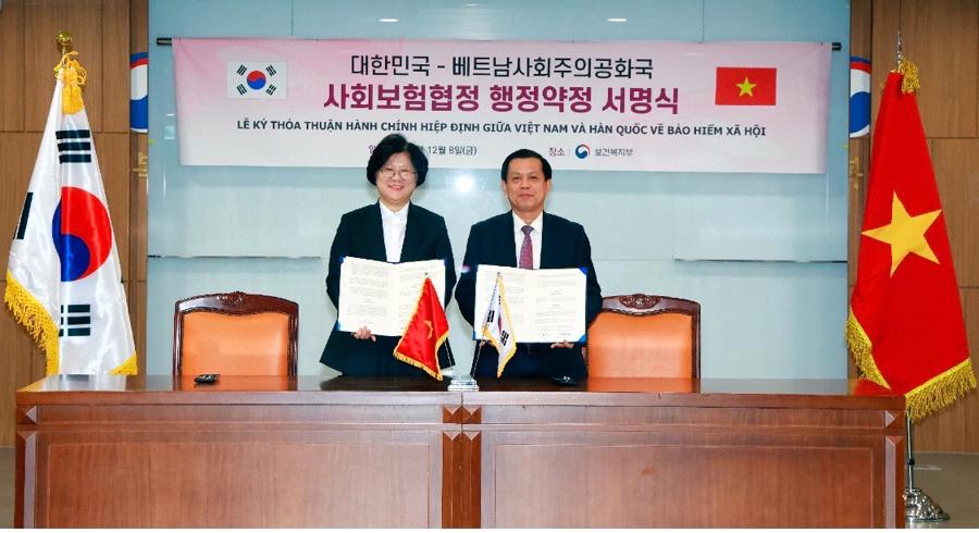 Việt Nam - Hàn Quốc ký Thỏa thuận triển khai Hiệp định về bảo hiểm xã hội - Ảnh 1