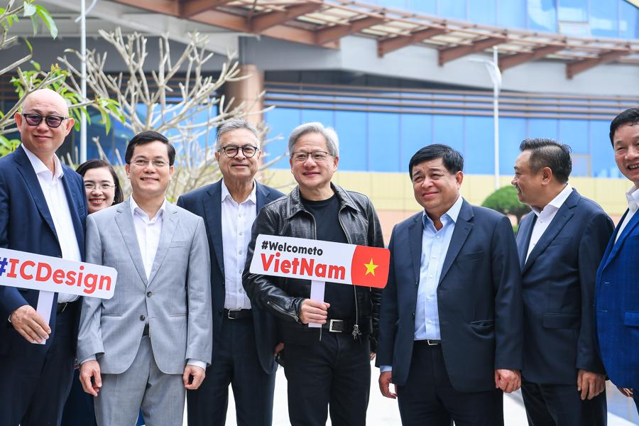 Tập đoàn Nvidia chụp hình cùng đại diện các bộ ngành, địa phương và doanh nghiệp Việt Nam trong chuyến thăm NIC.