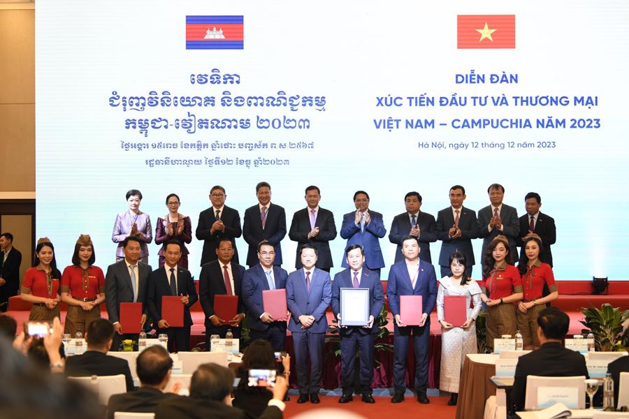 Thủ tướng Phạm Minh Ch&iacute;nh v&agrave; Thủ tướng Hun Manet chứng kiến lễ trao giấy chứng nhận đầu tư, c&aacute;c bi&ecirc;n bản thoả thuận hợp t&aacute;c - Ảnh: VGP.