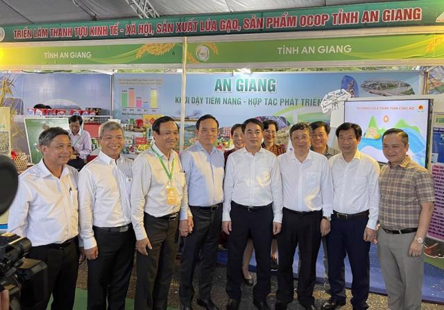 Ph&oacute; Thủ tướng Trần Lưu Quang tham quan c&aacute;c gian h&agrave;ng tại Festival l&uacute;a gạo 2023.