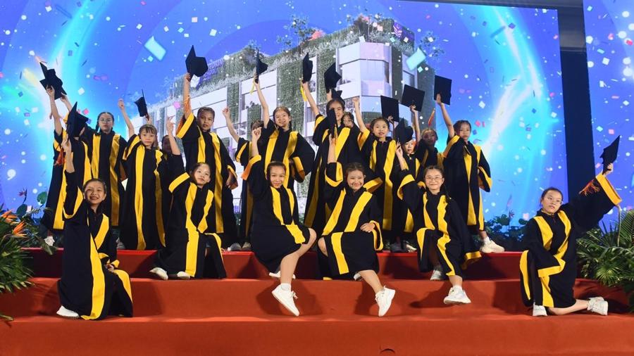 Học sinh Hệ thống gi&aacute;o dục Victoria School hạnh ph&uacute;c, tự tin, bản lĩnh v&agrave; l&agrave; phi&ecirc;n bản tốt nhất của ch&iacute;nh m&igrave;nh.