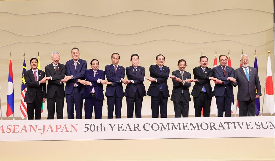 Thủ tướng Nhật Bản Kishida Fumio v&agrave; Trưởng đo&agrave;n c&aacute;c nước ASEAN tham dự Hội nghị cấp cao kỷ niệm 50 năm quan hệ ASEAN - Nhật Bản chụp ảnh chung. Ảnh: VGP.&nbsp;
