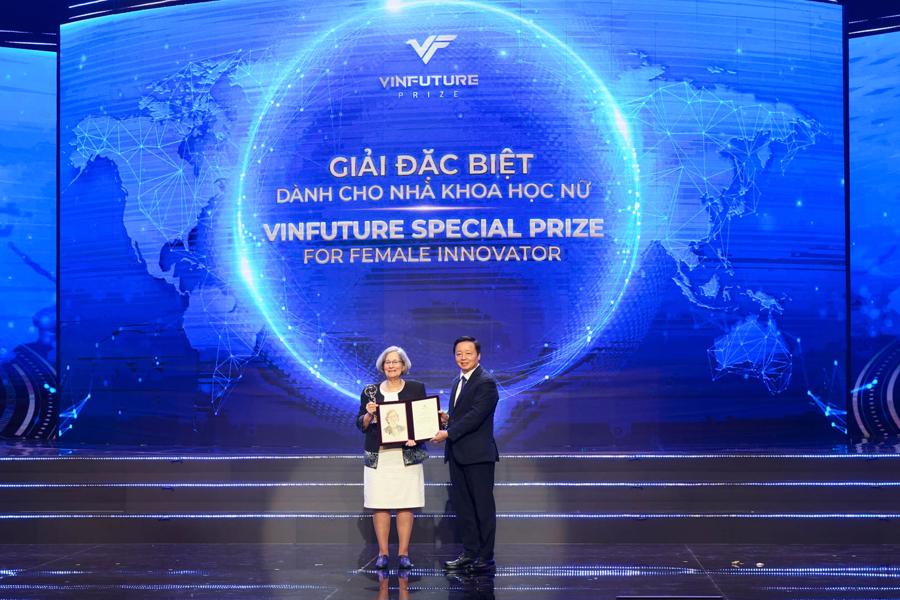Ph&oacute; Thủ tướng Trần Hồng H&agrave; trao Giải đặc biệt d&agrave;nh cho Nh&agrave; khoa học nữ GS. Susan Solomon (Mỹ).