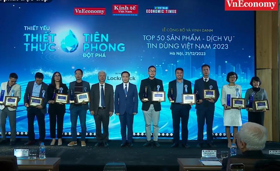 Top 10 sản phẩm, dịch vụ ng&agrave;nh Vật liệu x&acirc;y dựng, Nội - ngoại thất, Đồ gia dụng gồm: Sơn Seamaster/C&ocirc;ng ty TNHH Sơn&nbsp;Seamaster Việt Nam; Nh&ocirc;m c&ocirc;ng tr&igrave;nh Alcorest/C&ocirc;ng ty Cổ phần Nh&ocirc;m Việt Dũng; Cửa th&ocirc;ng minh thế hệ mới Eurowindow/C&ocirc;ng ty Cổ phần&nbsp;Eurowindow;&nbsp;K&iacute;nh si&ecirc;u trắng Viglacera/Tổng C&ocirc;ng ty Viglacera; Thiết bị nh&agrave; bếp Malloca/C&ocirc;ng ty TNHH Malloca Việt Nam; Ống inox Sơn H&agrave;/C&ocirc;ng ty Cổ phần Quốc tế Sơn H&agrave;; Quạt LuxuryFan/C&ocirc;ng ty Cổ phần Quạt Trần Mỹ; T&ocirc;n mạ m&agrave;u/C&ocirc;ng ty Cổ phần Th&eacute;p TVP; Gỗ c&ocirc;ng nghiệp/C&ocirc;ng ty Cổ phần Tập đo&agrave;n Gỗ Minh Long; Bộ hộp bảo quản thực phẩm Marine set 7/C&ocirc;ng ty TNHH Tupperware Việt Nam.&nbsp;