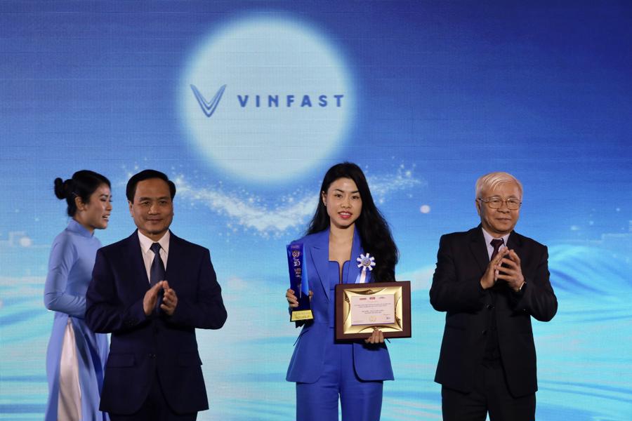 Đại diện C&ocirc;ng ty cổ phần sản xuất v&agrave; kinh doanh Vinfast nhận giải&nbsp;Sản phẩm ấn tượng năm 2023. Ảnh: Việt Dũng.