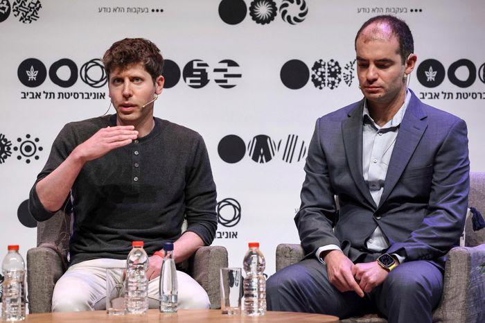 Sam Altman, tr&aacute;i, v&agrave; nh&agrave; khoa học trưởng OpenAI Ilya Sutskever ph&aacute;t biểu tại Tel Aviv v&agrave;o th&aacute;ng 6