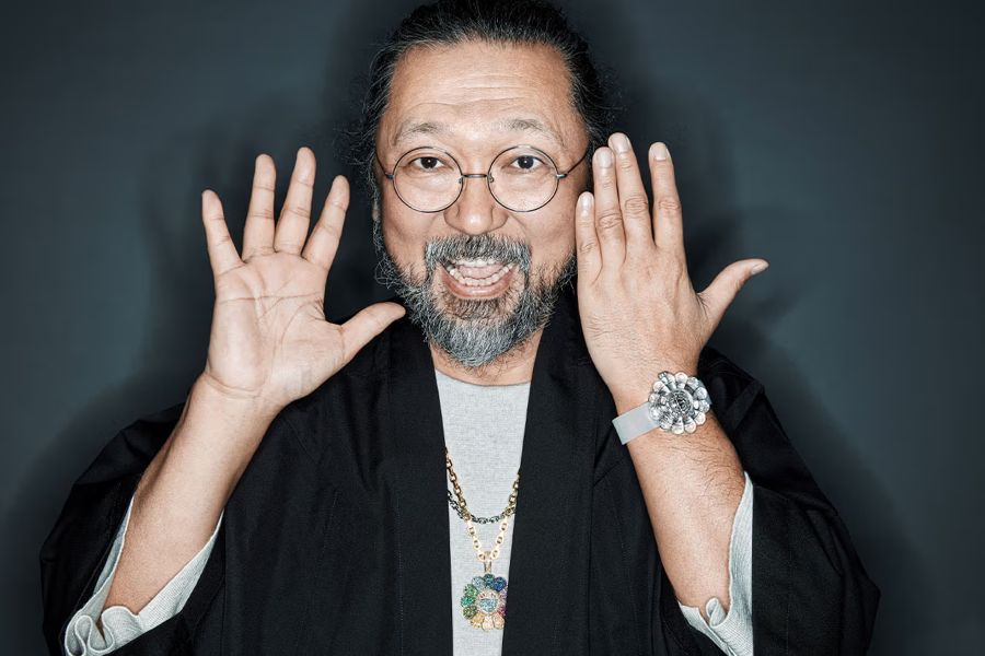 Nghệ sĩ Nhật Bản Takashi Murakami v&agrave; chiếc đồng hồ&nbsp;Hublot MP-15 Takashi Murakami Tourbillon Sapphire tr&ecirc;n cổ tay.