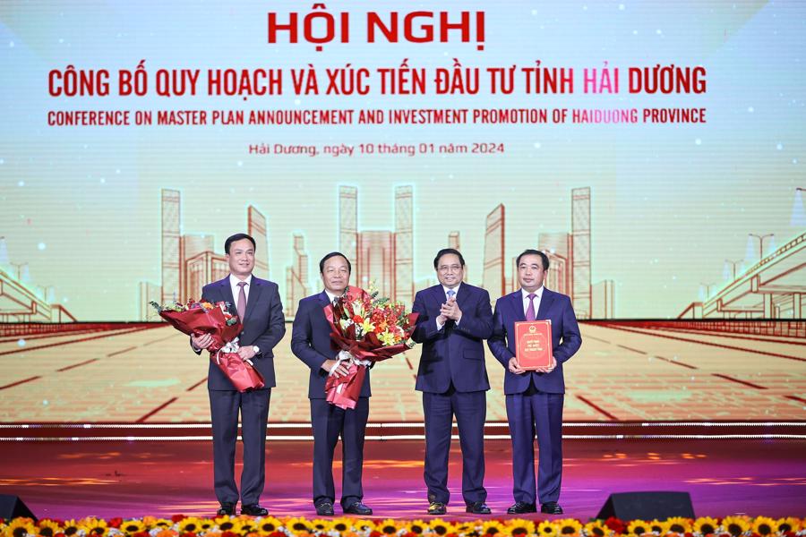 Thủ tướng Phạm Minh Ch&iacute;nh trao Quyết định c&ocirc;ng bố quy hoạch tỉnh Hải Dương cho l&atilde;nh đạo tỉnh Hải Dương.